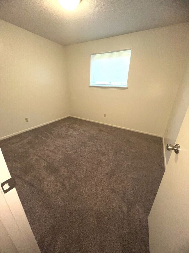 Building Photo - 2 Bedroom 1 Bathroom Garden Apartment Available