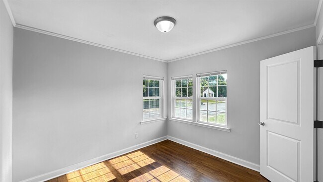 Building Photo - 1049 N Idlewild St