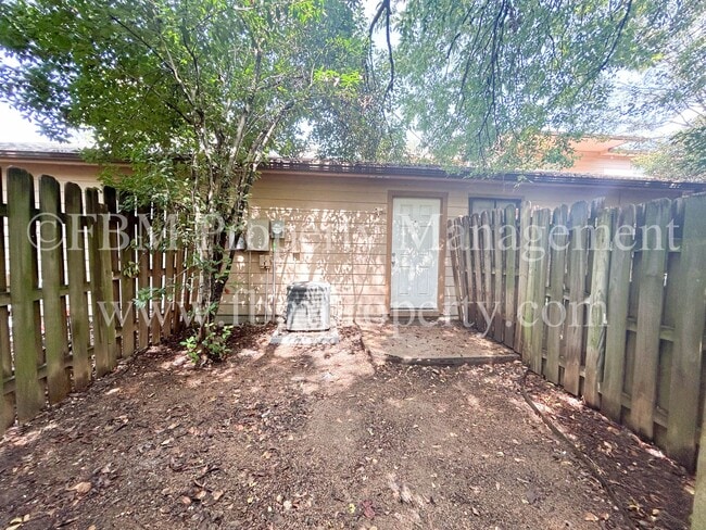 Building Photo - 2539 W Sycamore Ave
