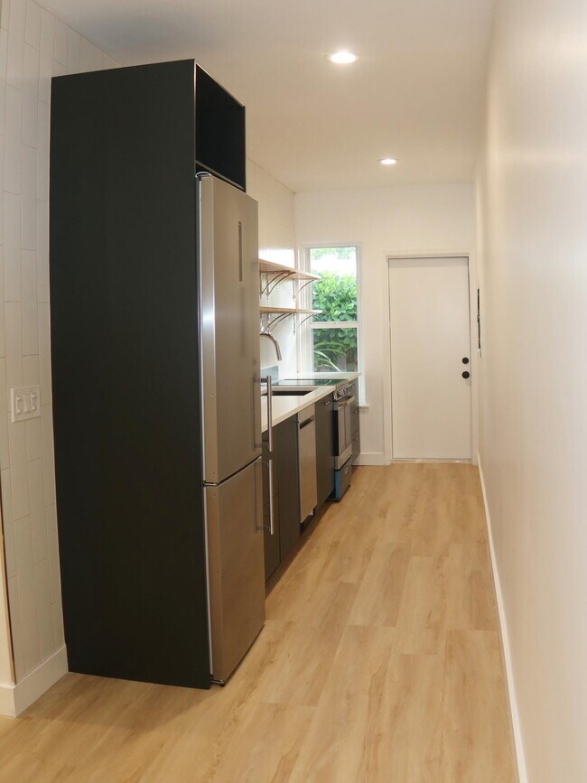 Building Photo - 614 Palm St