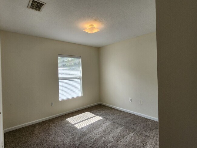 Building Photo - West Side - 3/2 Upstairs Manotak Oaks Condo