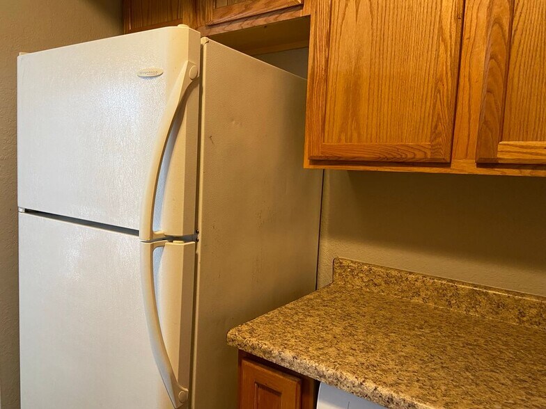 Building Photo - 2693 E Oakleaf Dr