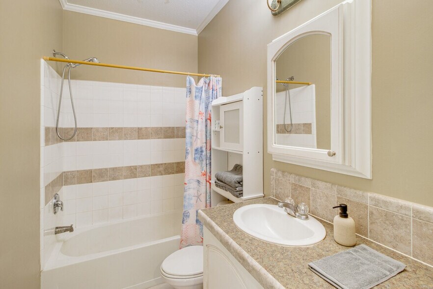 Building Photo - 210 W 2nd Ct