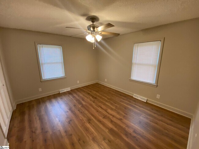 Building Photo - 204 Oakwood Dr