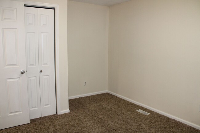 Building Photo - Lovely Three Bedroom Home Near Troutman Park