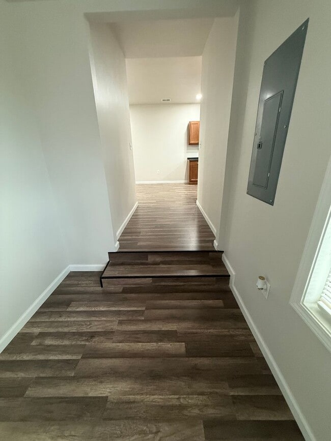 Building Photo - Beautifully updated & in great location