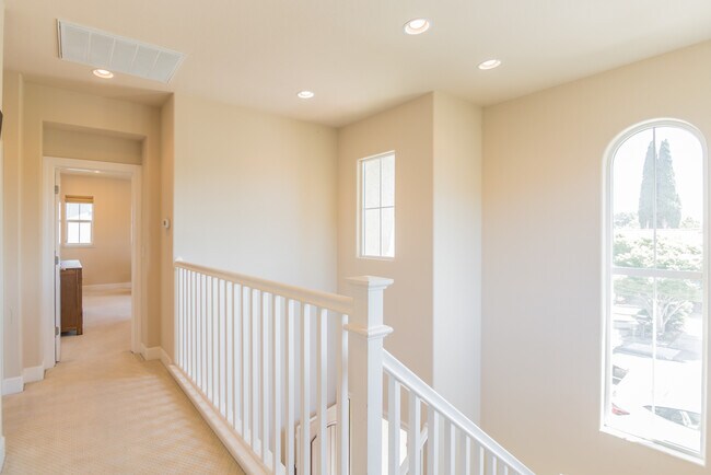 Building Photo - 5539 Southcrest Way