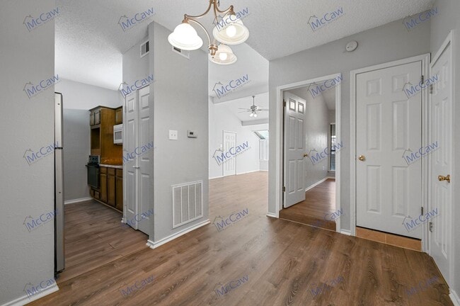 Building Photo - Adorable 1/1 Condo in Dallas! (75231)