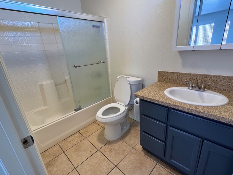 Secondary Master Bathroom - 3081 Inez St