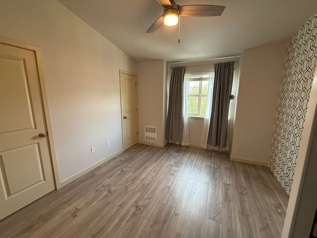 Building Photo - Experience Comfortable Living at The Camde...