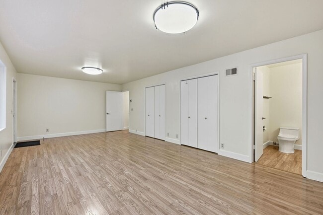 Building Photo - Spacious Three Bedroom Home in Forest Knol...