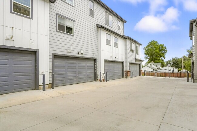 Building Photo - 2-Bed, 2.5-Bath Townhome — 2 Weeks Free Rent!
