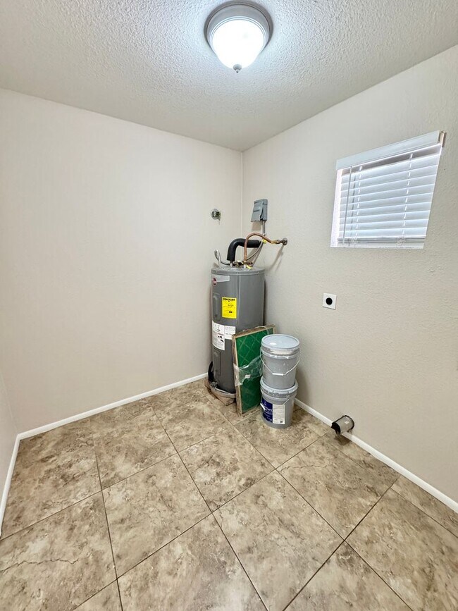 Building Photo - Fantastic 3 Bedroom/2 Bath Single Level Home & NO HOA!  Schedule a Showing Today!