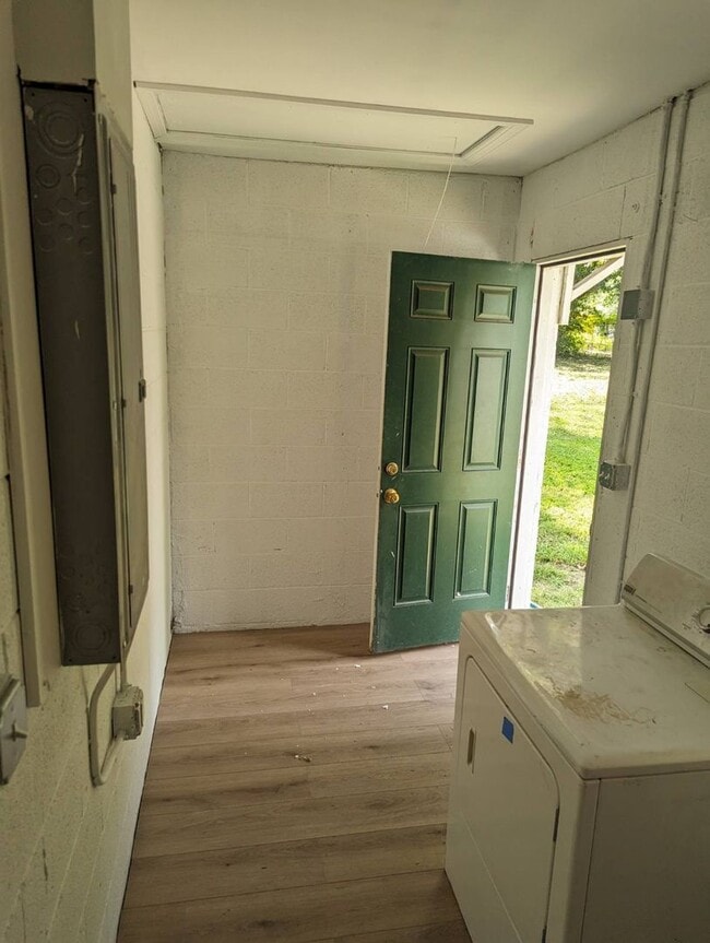Building Photo - --AVAILABLE OCTOBER 30TH-- 2 BR / 1.5 BA W...