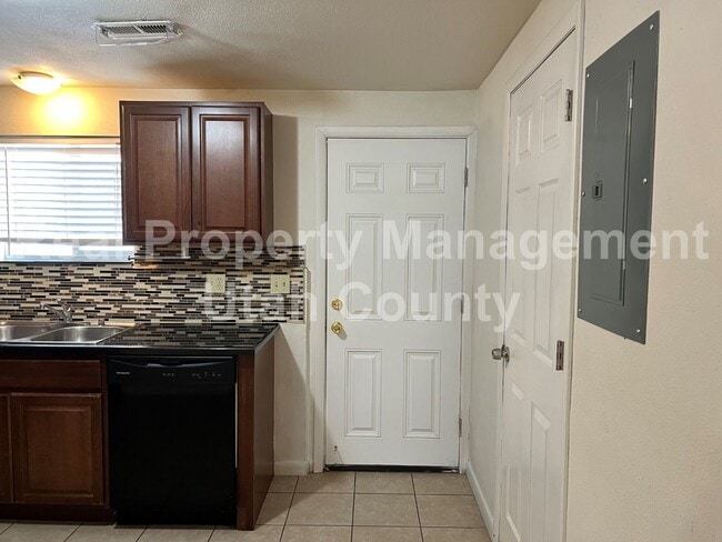 Building Photo - Orem Duplex great location