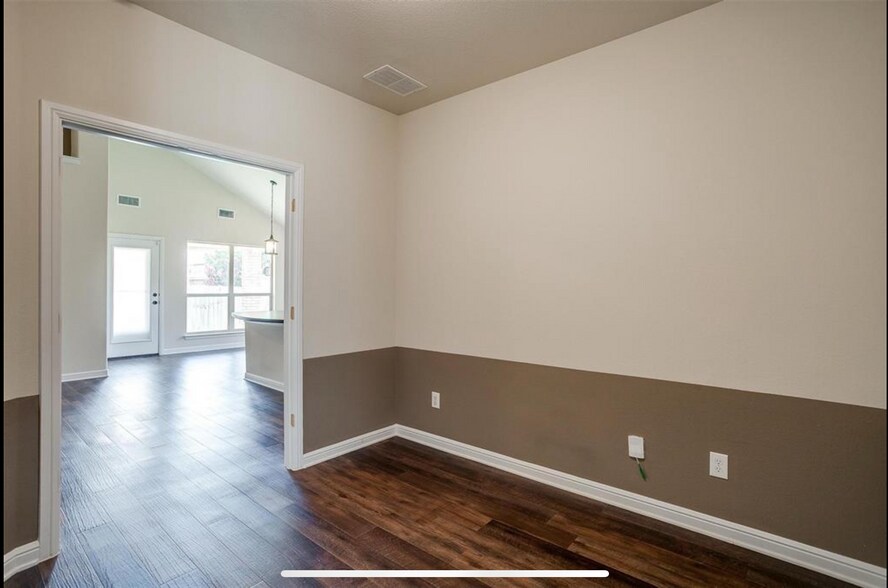 Building Photo - 429 Foxcraft Dr