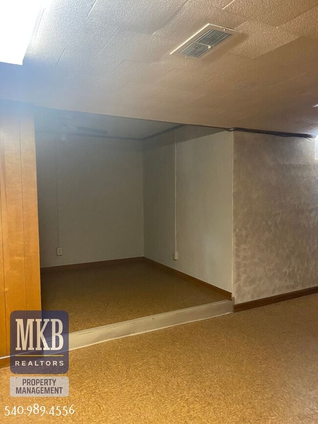 Building Photo - 3136 Fleetwood Ave SW