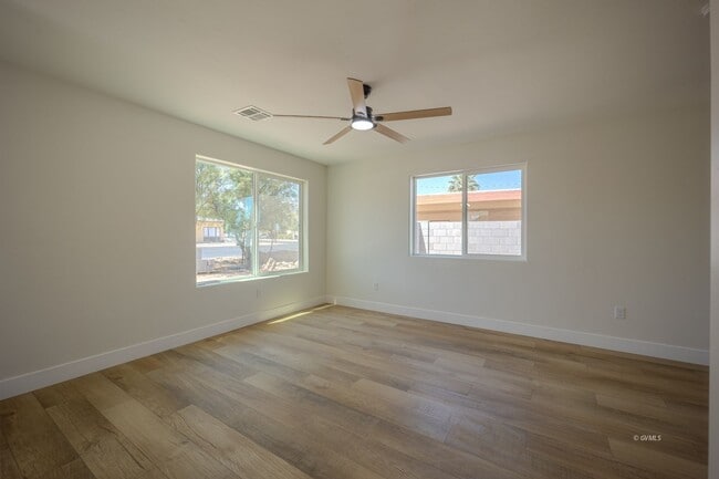 Building Photo - 818 W 7th St