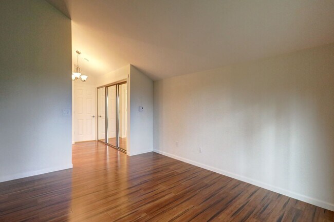 Building Photo - Large 2 Story Condo Available in Perfect Redmond Location!
