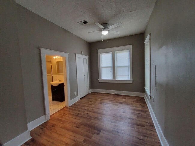 Building Photo - 925 S Cox St