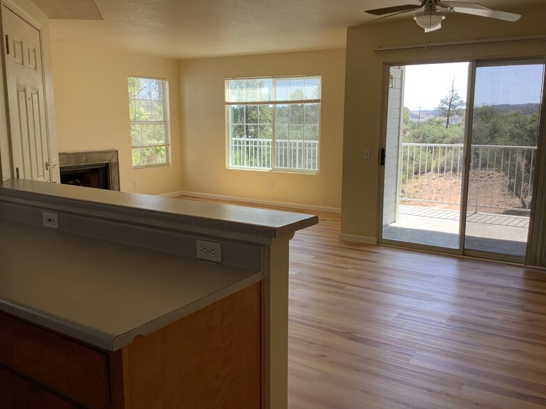 Building Photo - 604 N Bagby Dr