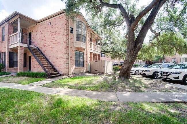 Building Photo - 2255 Braeswood Park Dr