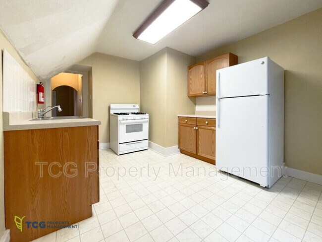 Building Photo - 738 E Main St