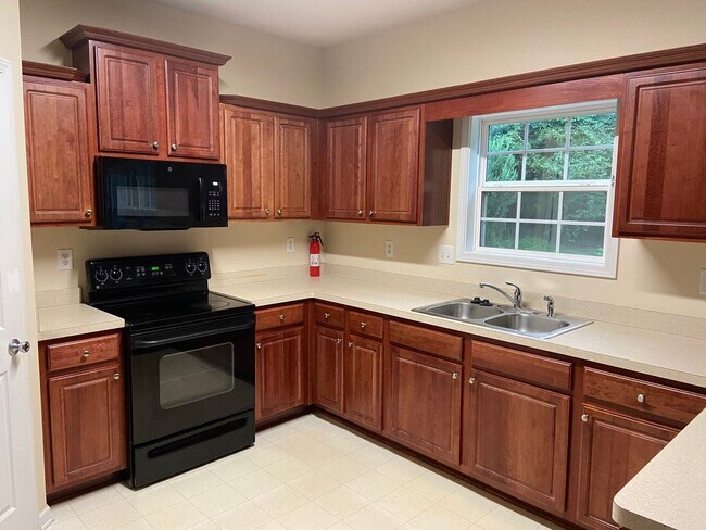 Building Photo - 4BR Home w/ Fireplace + 2-Car Garage in Snellville