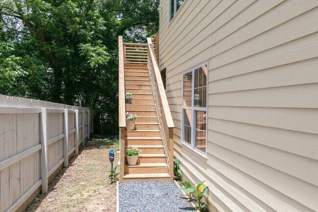 Building Photo - 1084 Sanders Ave SE