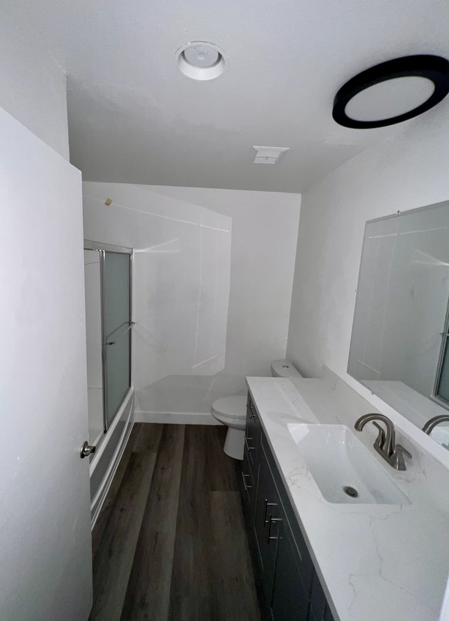 Building Photo - Modern 1-Bedroom Apartment in Gated Van Nu...