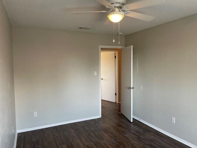 Building Photo - 8401 Colony Loop Dr