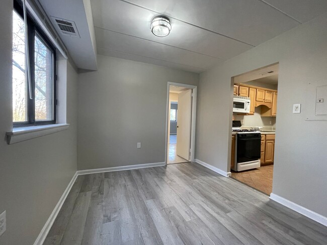 Building Photo - Leesburg Condo: 2 BD / 1 FB new floors/pai...