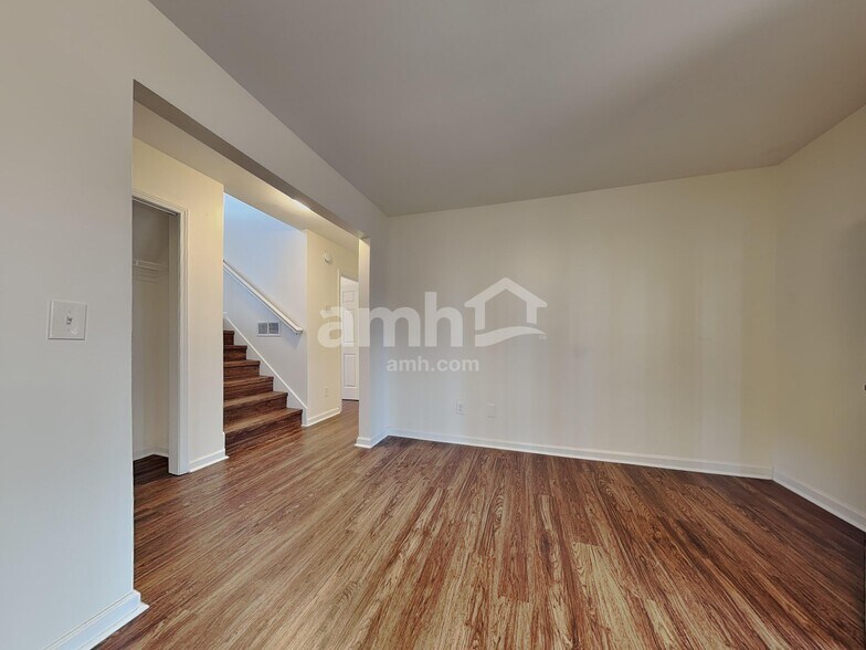 Building Photo - 3394 English Oaks Dr NW