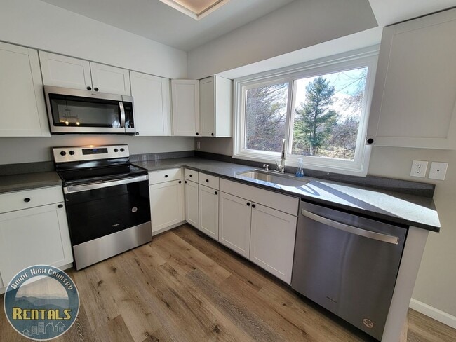 Building Photo - Adorable and Spacious Ranch Close to Town!