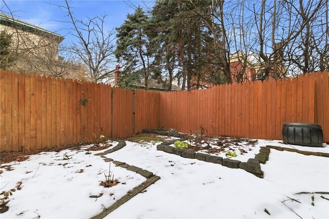 Building Photo - 709 Clyde St