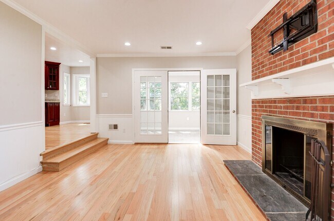 Building Photo - 3 Bedroom 2.5 Bath SFH in Fairfax for Rent!