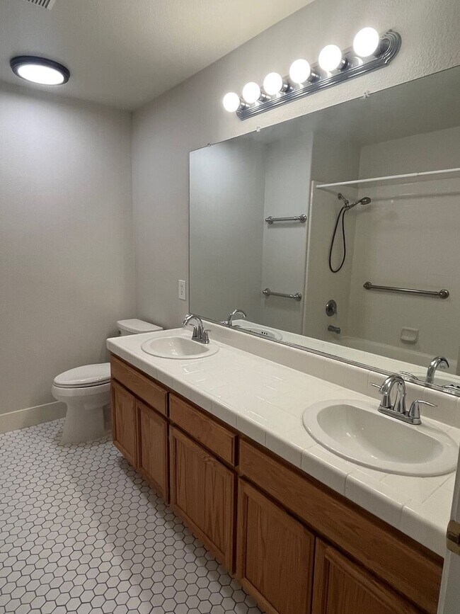 Building Photo - Large Single Level 4 Bedroom 2 Bathroom Home located in Northeast Rohnert Park