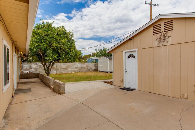 Building Photo - 510 E Belmont Ave