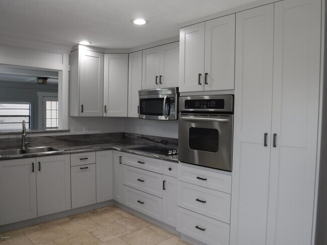 Building Photo - 176 Gull Cir N