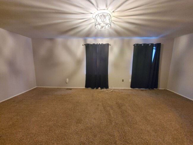 Building Photo - Spacious end-unit townhouse, with elegant kitchen, 3-bedrooms & attached garage