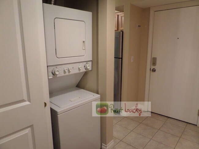 Building Photo - Super Cute Studio w/Parking in Fantastic Downtown Seattle Location!!