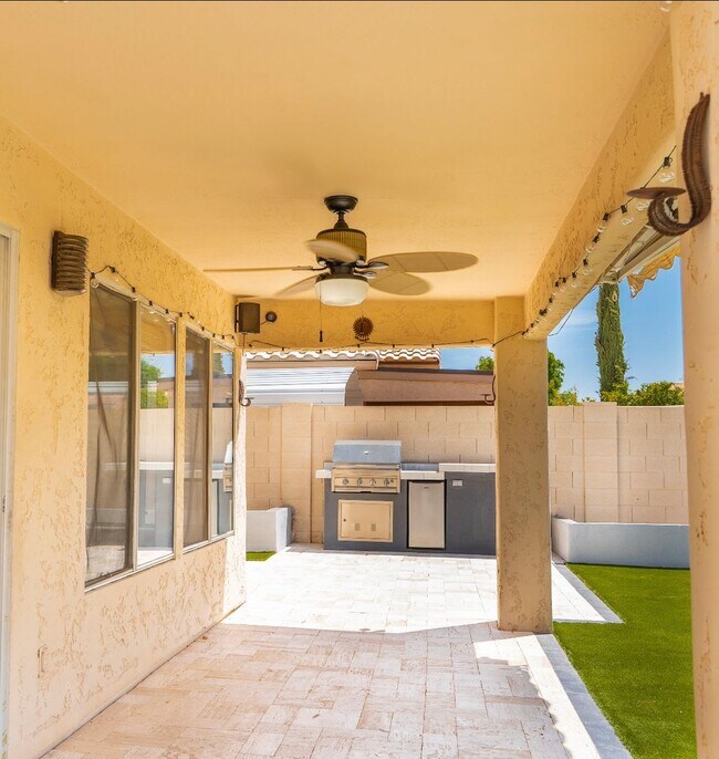 Building Photo - Stunning 4 Bedroom/2.5 Bath Home In Phoeni...