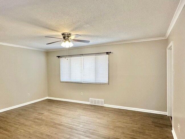 Building Photo - 141 N White Station Rd