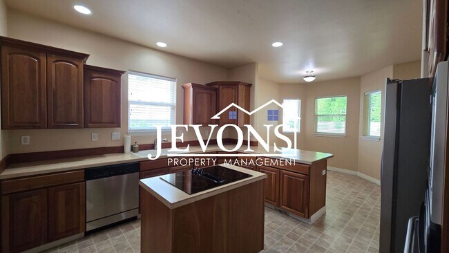 Building Photo - Open House viewings every Tuesday and Friday at 12:00 PM.