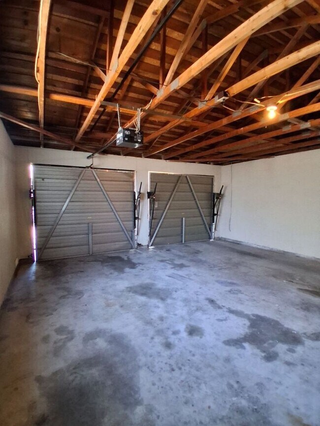 Building Photo - 6061 N Bungalow Ln