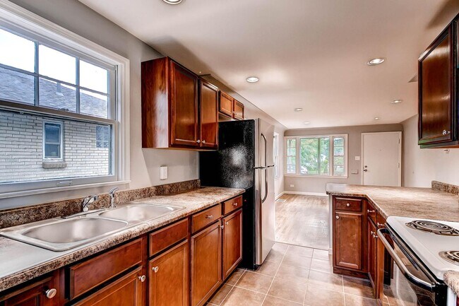 Building Photo - Updated 4-bed, 2-bath home - Blocks from R...