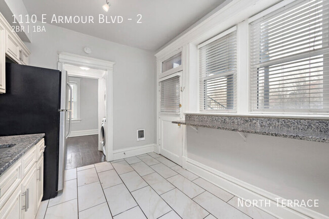 Building Photo - Big, Dreamy, VINTAGE 2BR Apartment - Near ...