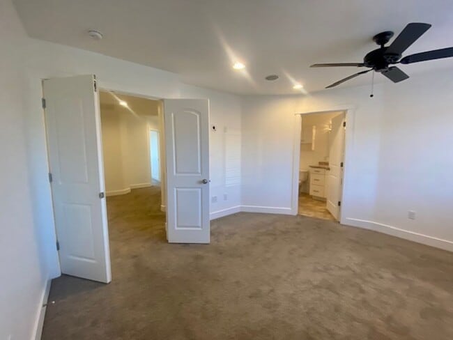 Building Photo - SPACIOUS TOWNHOME IN WASHINGTON