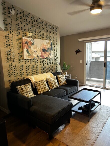 Building Photo - 1385 W University Ave