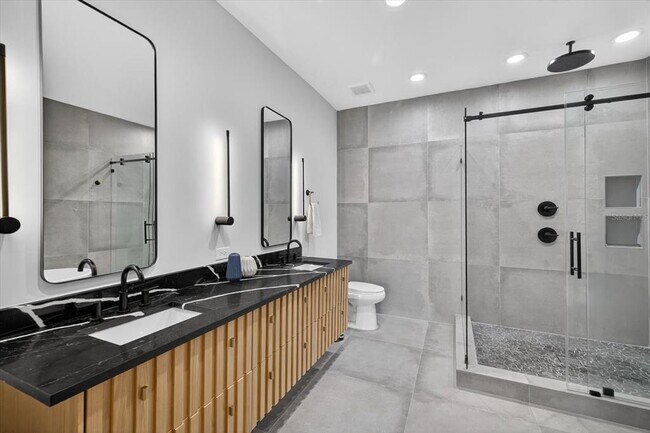 Building Photo - 423 W Amelia Ave